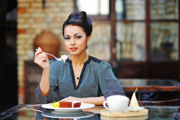 Jonge zakenvrouw op lunch break in café of restaurant holdin — Stockfoto