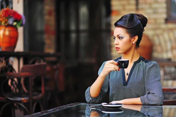 Mooie vrouw die koffie drinkt — Stockfoto