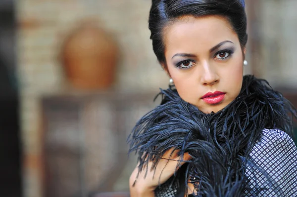 Beau visage d'une femme glamour avec coiffure bouclée moderne et — Photo