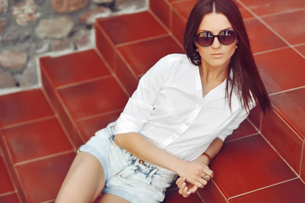 Vacker ung modell solglasögon poserar utomhus — Stockfoto