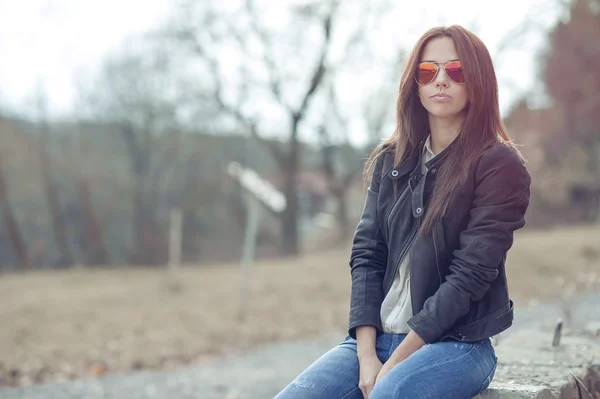 Modelka pózuje venkovní sluneční brýle — Stockfoto