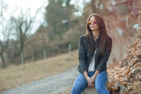 Ritratto di bella ragazza alla moda in occhiali — Foto Stock