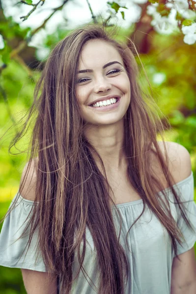 Mulher bonita sorrindo — Fotografia de Stock