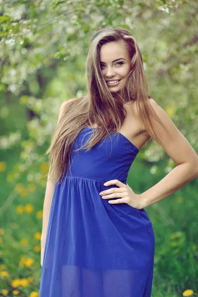 Jovem menina alegre e feliz posando no parque da primavera — Fotografia de Stock