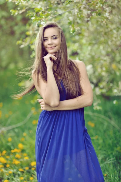 Atractiva mujer joven en azul vestido largo retrato al aire libre —  Fotos de Stock