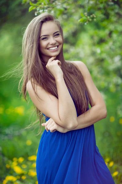 Joven chica alegre y feliz posando en el parque de primavera — Foto de Stock