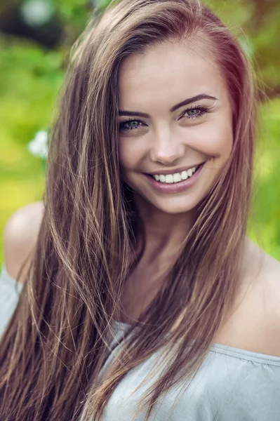 Jovem feliz sorrindo mulher ao ar livre retrato — Fotografia de Stock