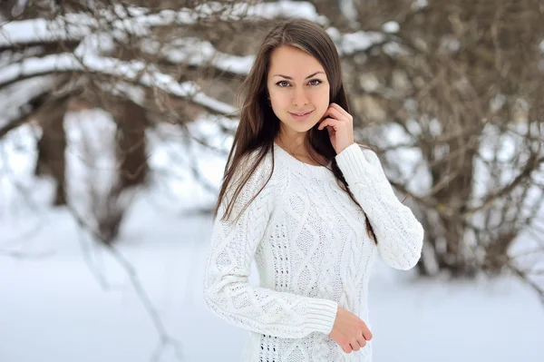 Jovem mulher atraente no inverno ao ar livre — Fotografia de Stock