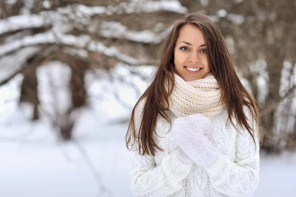 Beautiful woman face outdoor portrait — Stock Photo, Image