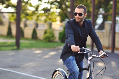 şık bir delikanlı ile retro Bisiklet