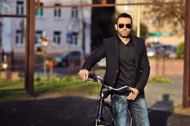 şık bir delikanlı ile retro Bisiklet açık 