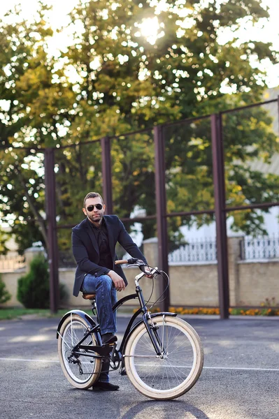 Ung snygg man med retro cykel utomhus — Stockfoto