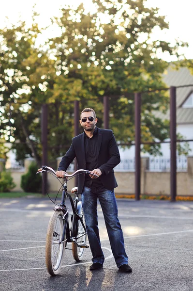 Man with bike — Stock Photo, Image