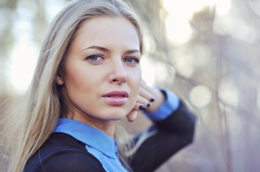 uzun sarı saçlı güzel kadın. bir fas portresi kapatmak