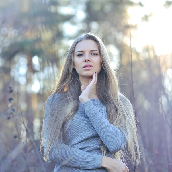 Krásné dlouhé vlasy blond žena dotýká její tvář. venkovní móda dív — Stock fotografie