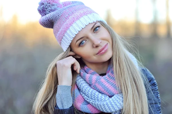 Jolie jeune femme portant chapeau et écharpe. Gros plan — Photo