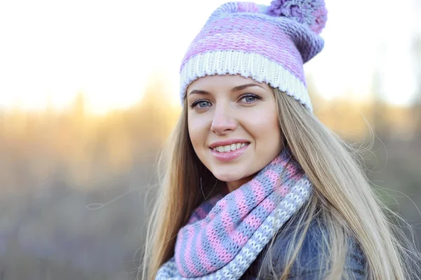 Jeune femme souriante portrait extérieur — Photo