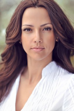 Güzel, gülümseyen kız sana bakıyor.