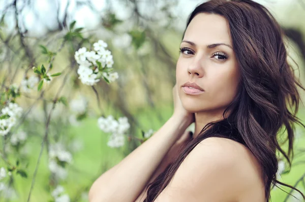 Porträt einer schönen jungen brünetten Frau im Freien — Stockfoto