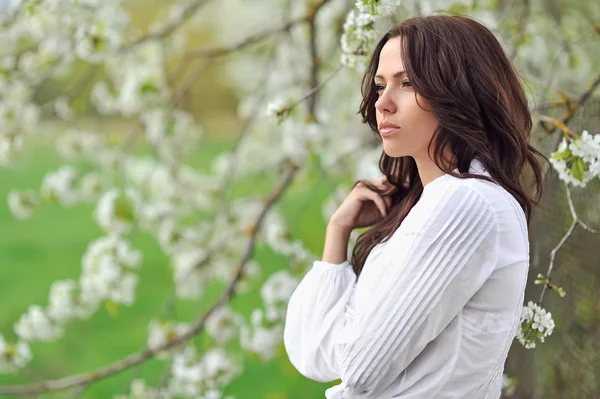 Beautiful young woman in the park. Outdoor portrait — Stock Photo, Image