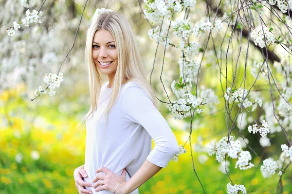 Giovane donna attraente in un parco verde in una giornata estiva — Foto Stock