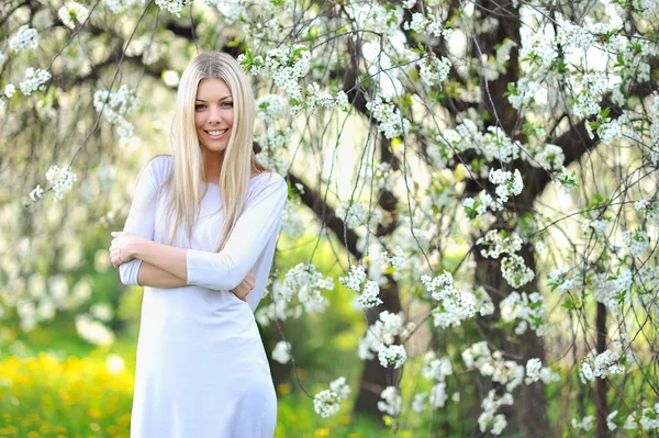 Portrait of the young beautiful smiling woman outdoors — Stock Photo, Image