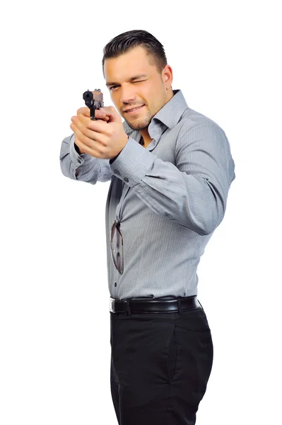 Portret van een jonge man met een pistool op witte achtergrond — Stockfoto