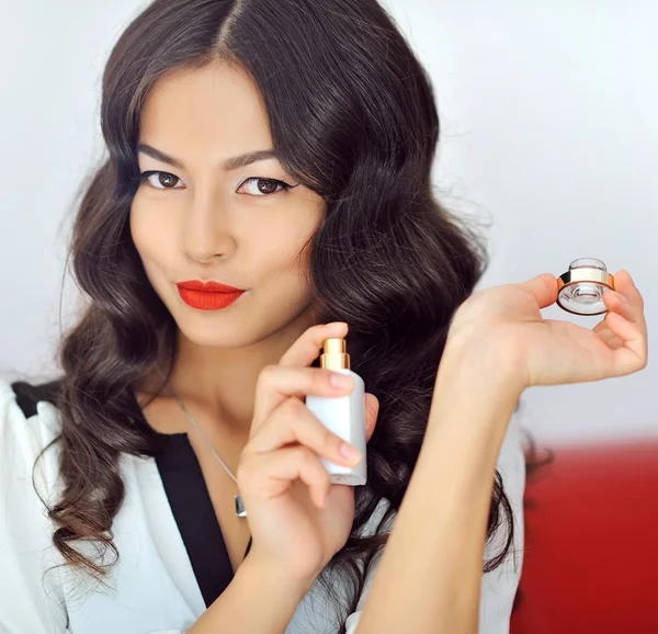 Kadın parfüm, perfu şişesi tutan genç güzel kız — Stok fotoğraf