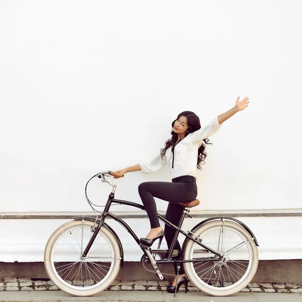 Vackra glad tjej på en vintage cykel — Stockfoto
