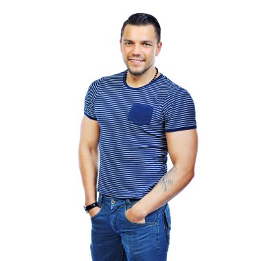 yakışıklı adam raslantı elleri ceplerinde bir poz