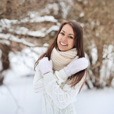 Kış gülümseyen güzel kadın portresi 