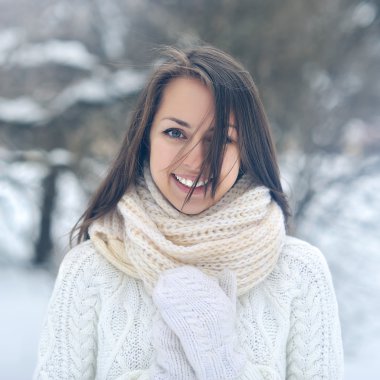 hermosa niña sonriente en invierno 