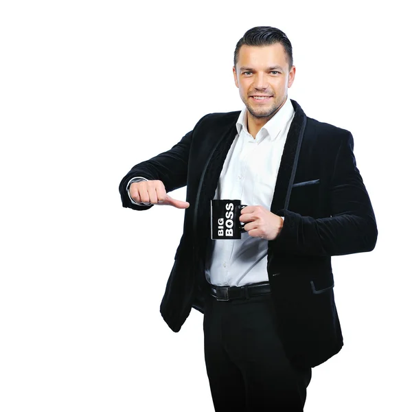 Portrait d'un jeune homme élégant pointant sur la tasse sur fond blanc — Photo