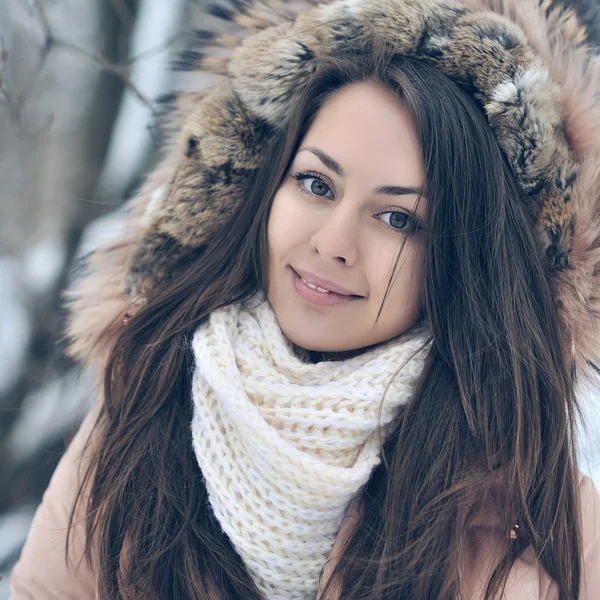 Зимний портрет молодой женщины в зимнем заснеженном сквере — стоковое фото