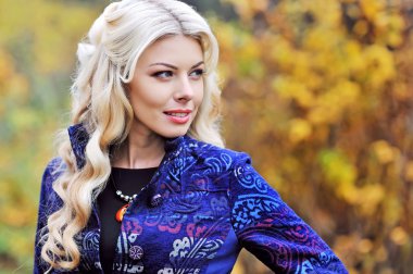 sonbahar kadını arka plan yapraklar