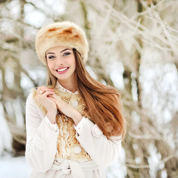 Hermosa joven sonriente retratada en invierno —  Fotos de Stock