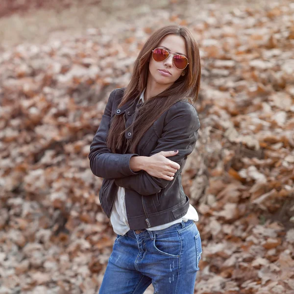 Moda al aire libre tonificado colores retrato de joven sexy mujer en jea —  Fotos de Stock