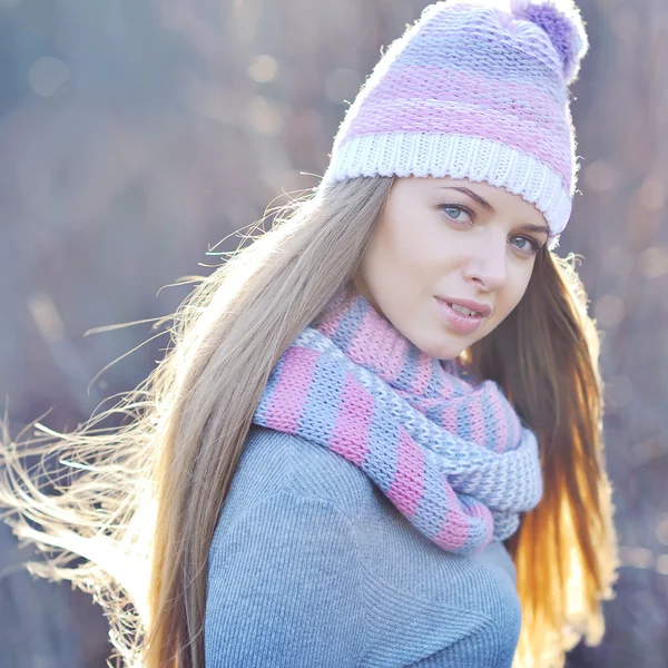 Beautiful girl outdoor portrait — Stock Photo, Image