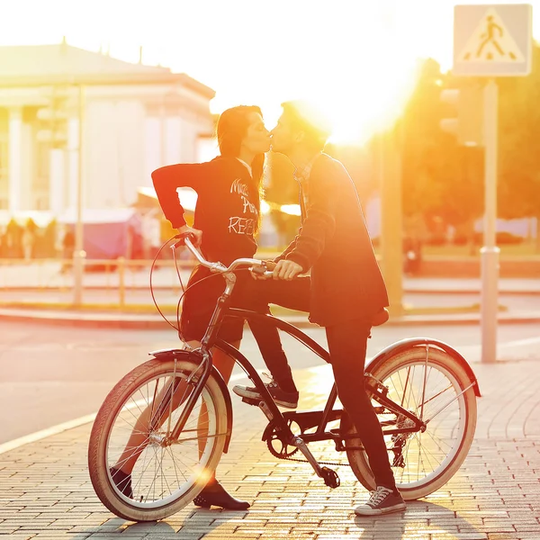 Embrasser un couple romantique amoureux. Coucher de soleil. Garçon et fille debout n — Photo