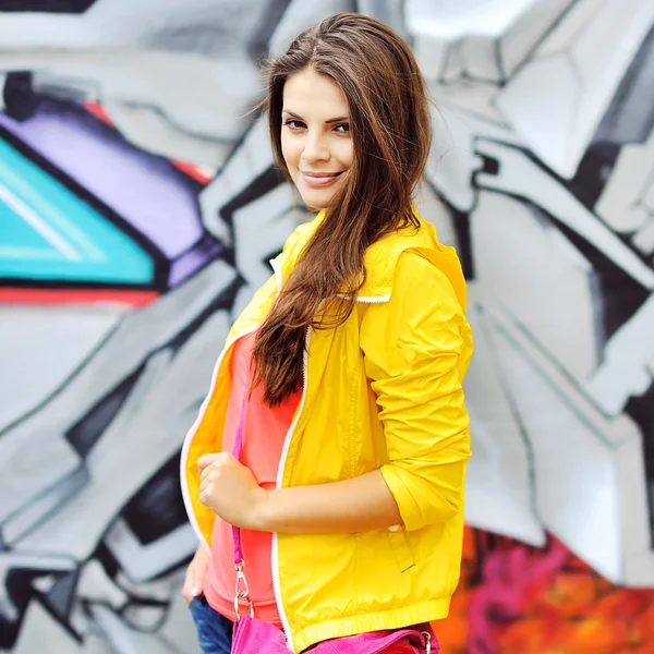 Mooie stijlvolle mode meisje met zak - buiten — Stockfoto