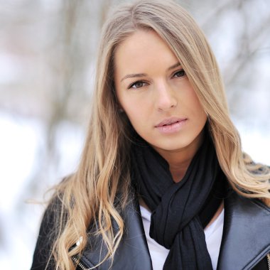 Kışın güzel üzgün bir kız closeup 