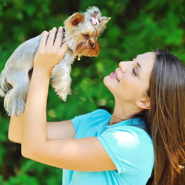 Mooi meisje met puppy yorkshire terrier — Stockfoto