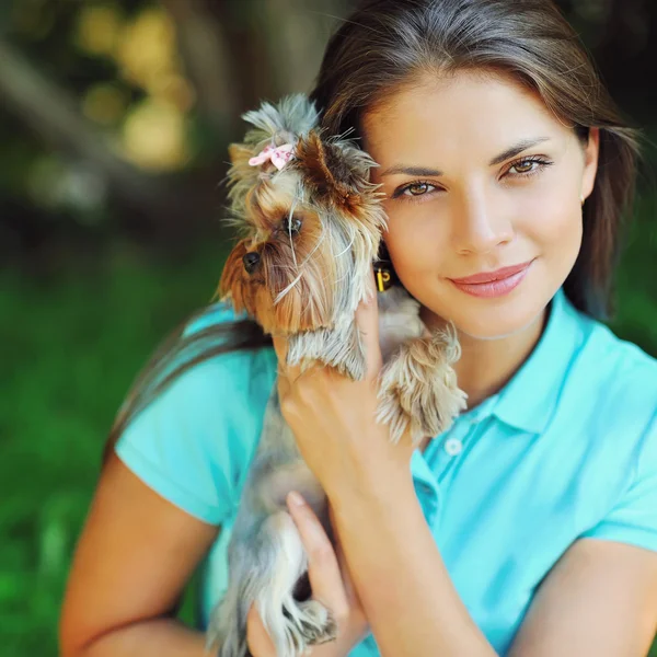 Genç kadın ile köpek yavrusu, yorkshire korkunç — Stok fotoğraf