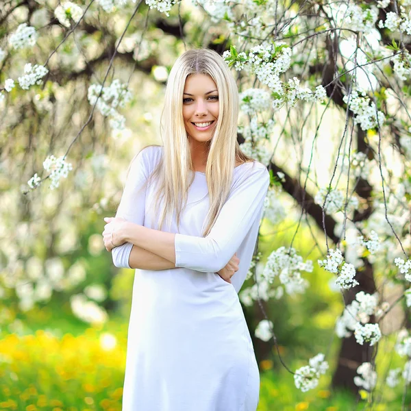 Retrato de la joven hermosa mujer sonriente al aire libre — Foto de Stock