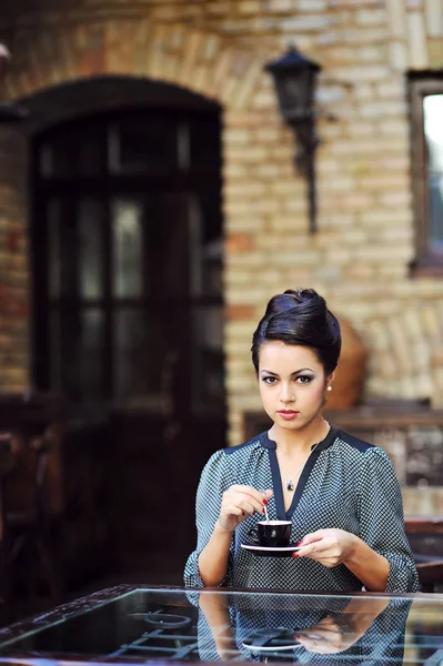 Mooi meisje koffie of thee drinken in café — Stockfoto