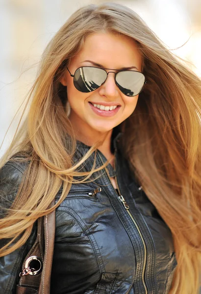 Mode portret van mooie lachende vrouw dragen zonnebril - — Stockfoto