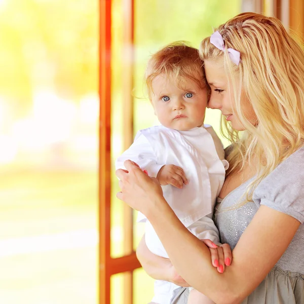 Junge Mutter hält ihren kleinen Jungen — Stockfoto