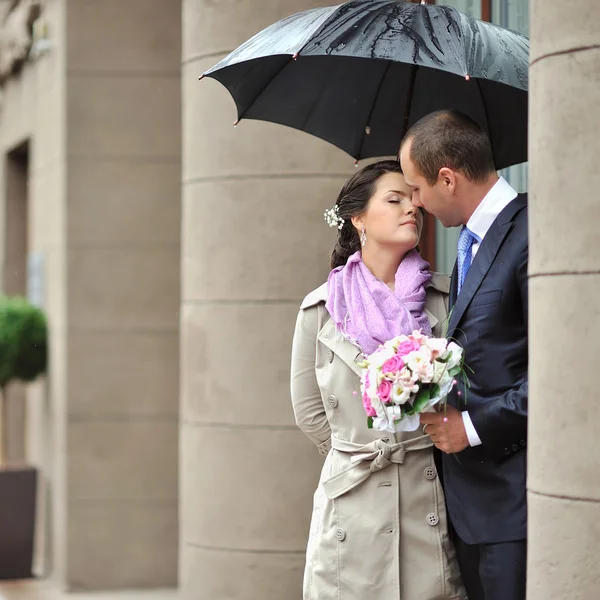 Bride and groom in a rainy day — Stock Photo, Image