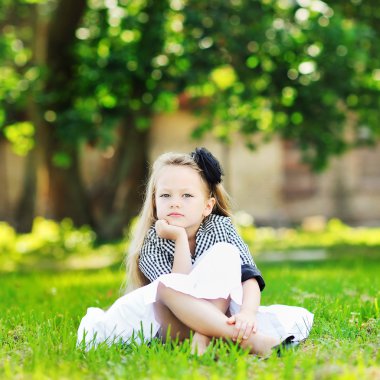 Üzgün küçük bir kızın portresi