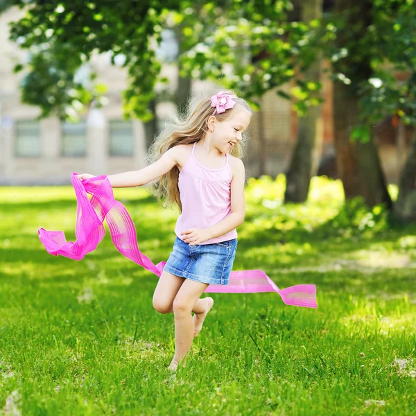 Милая маленькая девочка развлекается в парке — стоковое фото